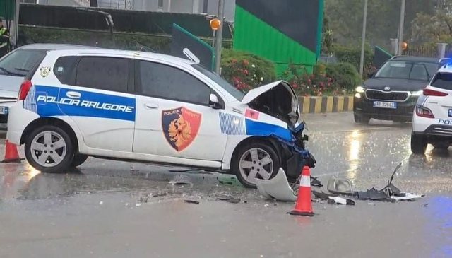 Aksident në aksin Fier-Patos! Makina e policisë përplaset me “Benz”-in, plagosen dy efektivë dhe qytetarja