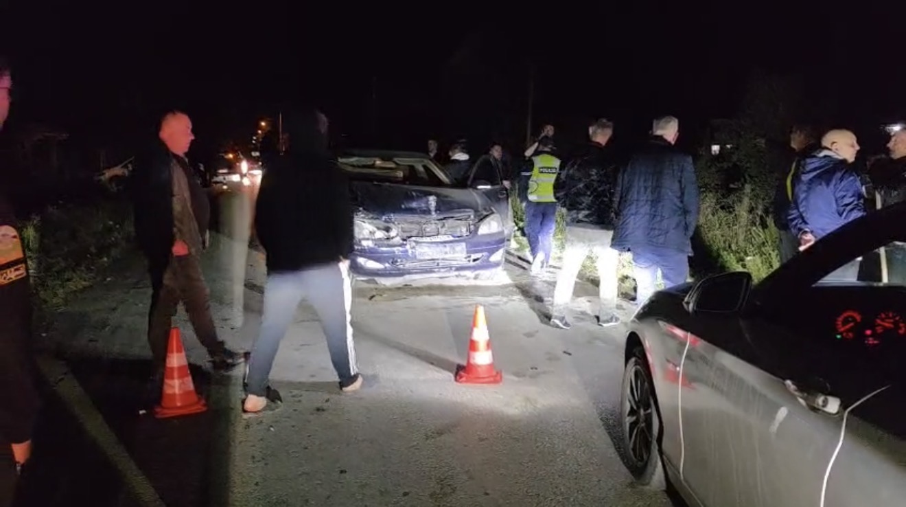 Aksident në aksin Fier–Seman: “Benz” përplas karrocën me kuaj, lëndohet drejtuesi i karrocës