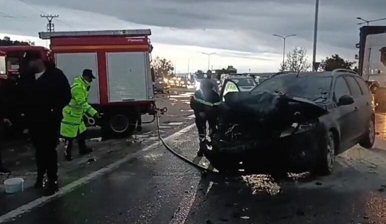 Aksident në aksin Lushnje-Rrogozhinë, dy makinat përplasen me njëra-tjetrën, njëra shpërthen në flakë
