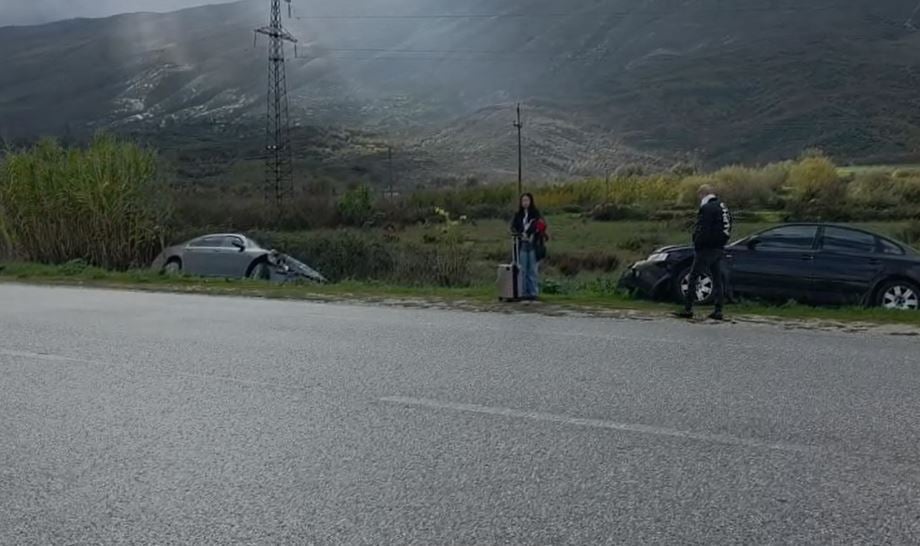 Aksident në Gjirokastër-Tepelenë, shpejtësia dhe moti i keq nxjerrin nga rruga dy automjete