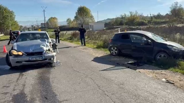 Aksidentohen dy automjete në aksin Fier-Roskovec, katër persona përfundojnë me urgjencë në spital