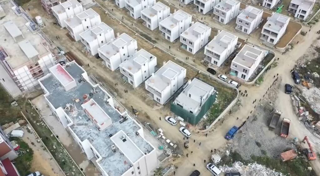 Aksion në Farkë/ Koçiu: Askush nuk përfiton as një metër katror përtej lejes së ndërtimit!