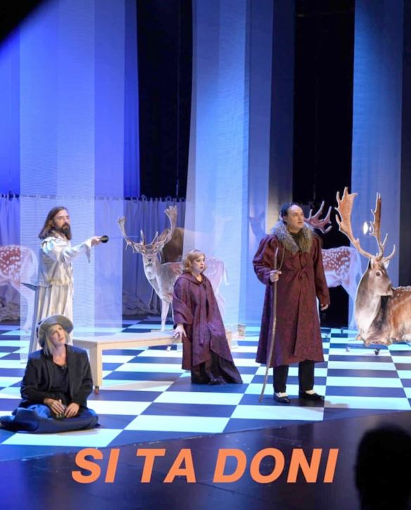 Aktorët e Teatrit Kombëtar me veprën e Shekspirit“Si ta doni”në skenë