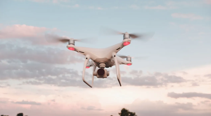 Alarm në aeroportin holandez për dronë mbi hapësirën ajrore, anulohen fluturimet