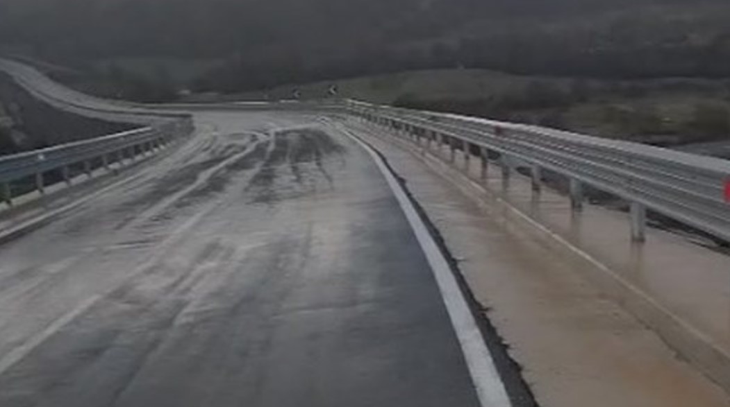 Alarm në aksin Korçë–Ersekë, plasaritje të thella në të njëjtin vend ku rrëshqiti toka një vit më parë