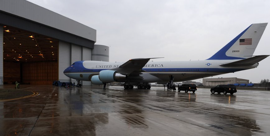Alarm në bazën amerikane ku qëndron avioni Presidencial, stafi u sëmur pasi hapën pakon me pluhur të bardhë