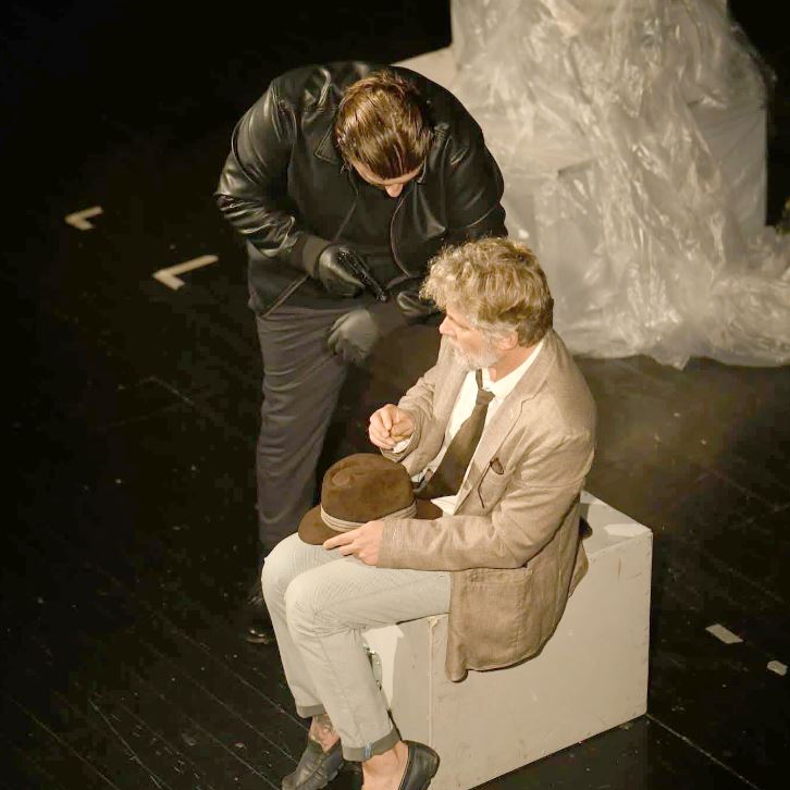 “Amerikan” në “Skampa”, një komedi e zezë bashkëkohore, që eksploron marrëdhëniet njerëzore, në situata ekstreme