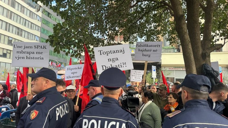 “Amerikanët po na marrin pronat” – Banorëve e fshatrave të Vlorës protestë para SPAK