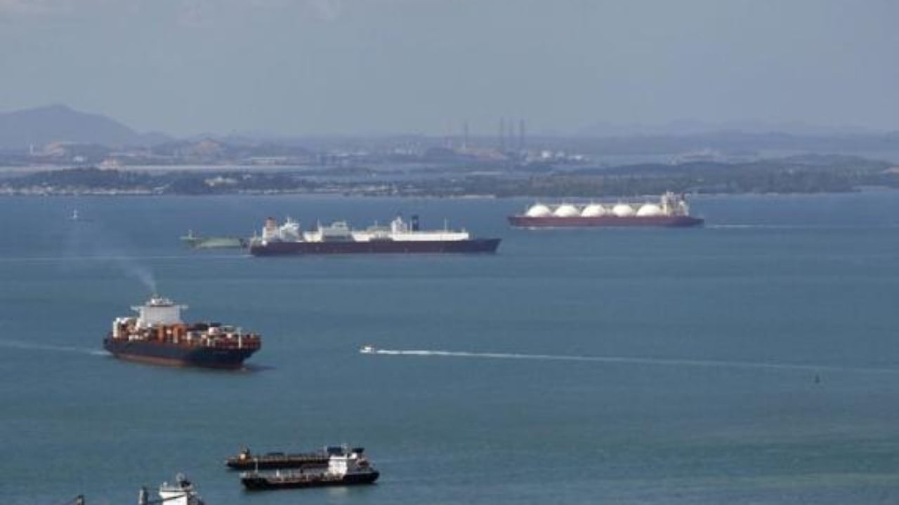 ANALIZA/ Anijet ruse me naftë që i sigurojnë miliardat Putinit dhe kërcënojnë bregdetin e Adriatikut. Pse BE frikësohet që t’i ndalojë