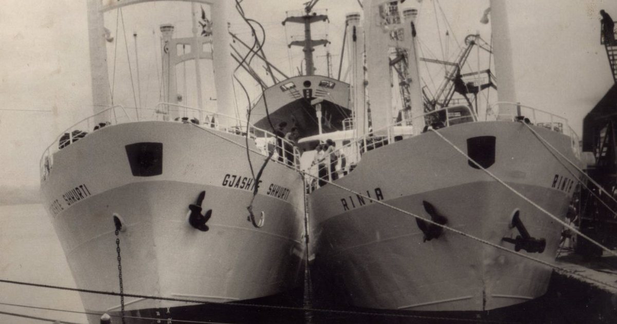 Anijet tregtare braktisin flamurin shqiptar