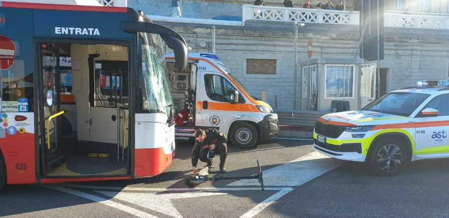 Ankona, shqiptari përplaset me autobusin ndërsa udhëtonte me monopatin