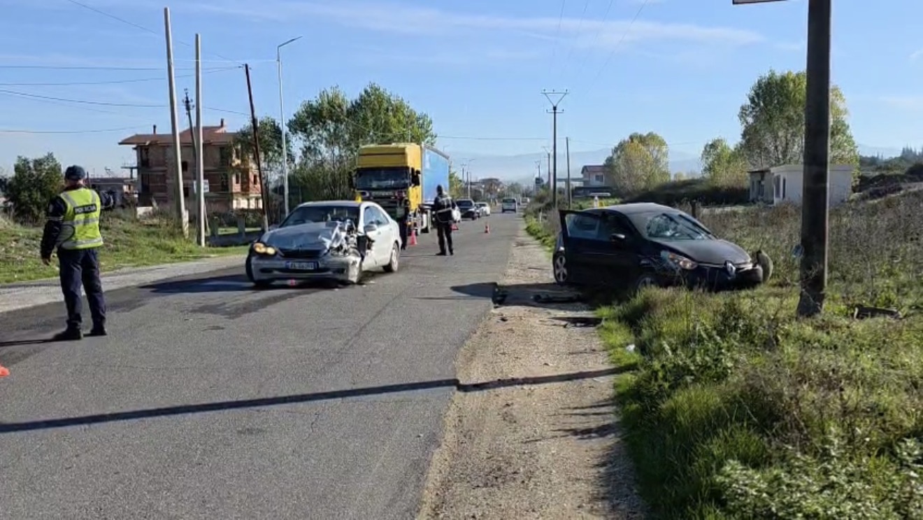 APEL PËR NDIHMË – Dy të rinj në gjendje kritike pas aksidentit në kthesën e Verbasit në Fier.