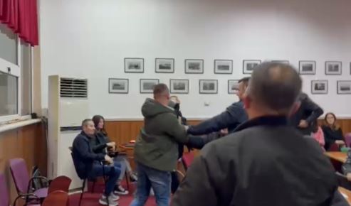 Arrestimi i 27-vjeçarit në Bashkinë e Pogradecit/ Banorët në protestë: Lironi Kevin Muçollarin
