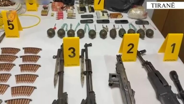 Arsenali në Fushë-Krujë, policia: U gjetën 3 kallëpe tritol, 12 granata dore, 4 armë zjarri, 6 mijë fishekë, lëndë plasëse dhe mbi 2 kg kanabis