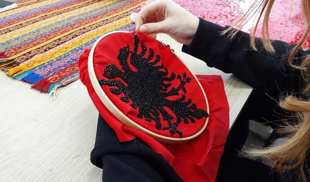 Art dhe zeje nëpër shkolla, Rama e nis ditën ‘kuq e zi’: Atmosfera e bukur e festave të Nëntorit