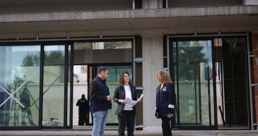 “Askush mbi ligjin”/ Aksioni ndaj ndërtimeve pa leje, reagon ministrja Koçiu: Mesazhi është i qartë, ku konstatohet…