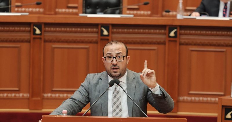“Asnjë lëvizje”, habit deputeti me deklaratën bombë: Çfarë prisni të bëjë opozita, të marrë kallashin?