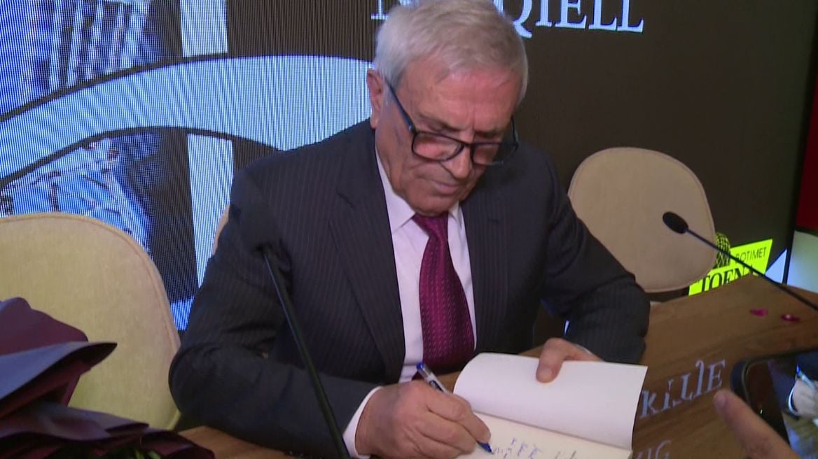 “Asnjë trokitje në qiell”, Namik Dokle promovon romanin e tij më të ri në Panairin e Librit