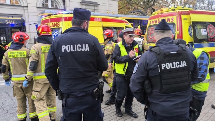 Autobusi përplaset me dy tramvaje në qendër të Varshavës, 24 të plagosur