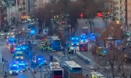 Autobusi përplaset me stacionin në Suedi, raportohet për viktima dhe të plagosur