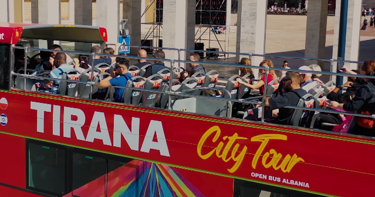 Autobusi turistik që eksploron Tiranën, Rama: Prezaton turistët me historinë, ngjyrat dhe gjallërinë e qytetit