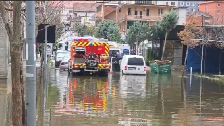 Automjetet vështirësi për të qarkulluar/ Moti keq, prej një jave terminali i autobusëve në Bulqizë nën pushtetin e ujit