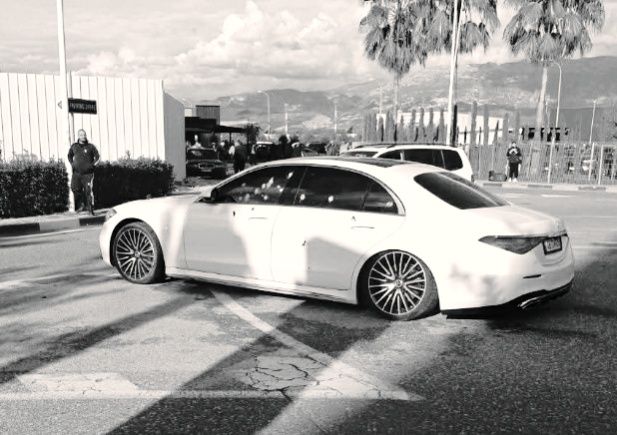 “Avioni i Gilmando Danit është vonuar rreth 40 minuta”, trondit gazetari: Makina me targa greke dhe armë vinte..