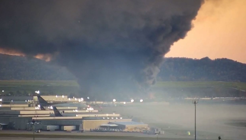 Avioni që transportonte postën në SHBA rrëzohet pak pas ngritjes në ajër, 3 të vdekur dhe 11 të plagosur (VIDEO)