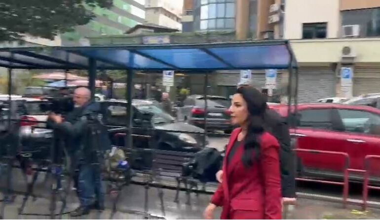 Avokatët kërkuan kohë të njiheshin me dosjen, Balluku rikthehet në GJKKO pas ndërprerjes së seancës