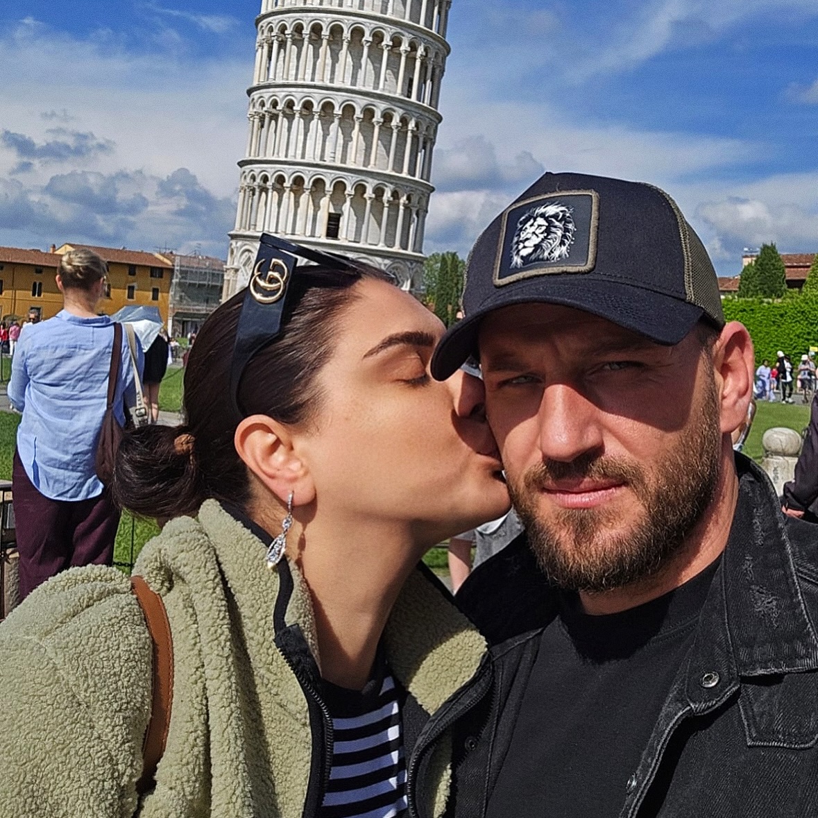 “Babai shembull për djemtë tanë”, Çiljeta dedikim emocionues Alban Hoxhës: S’u dorëzuan edhe kur stuhitë kanë dashur të na rrëzojnë