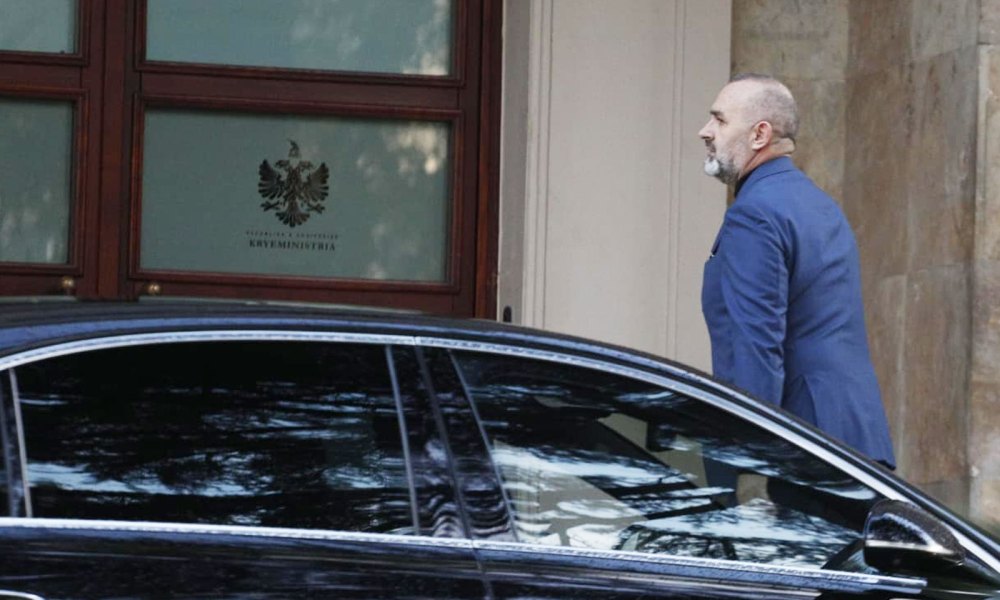 Balluku prej më shumë se dy orësh në Kryeministri, Ulsi Manja hyn në godinë