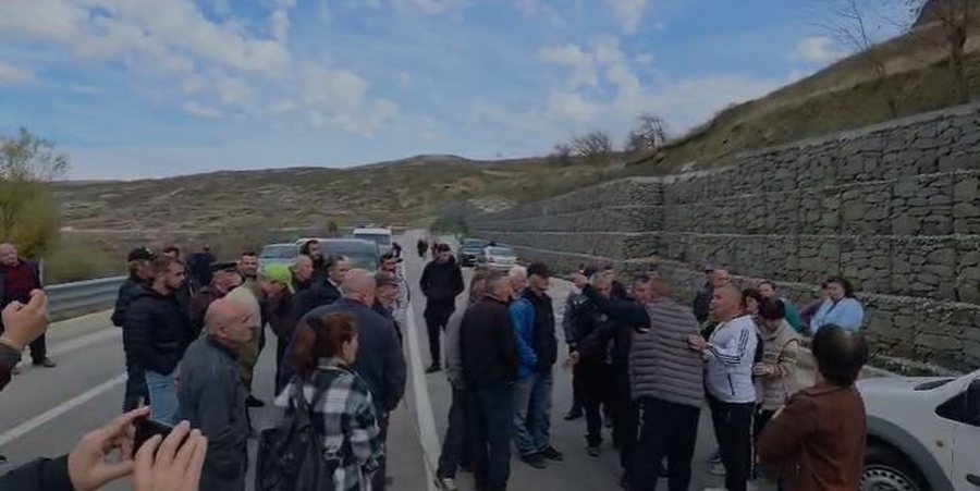 Banorët e fshatit Kalivaç bllokojnë Qukës-Qafë Plloçë, kërkojnë ndryshimin e projektit të rrugës