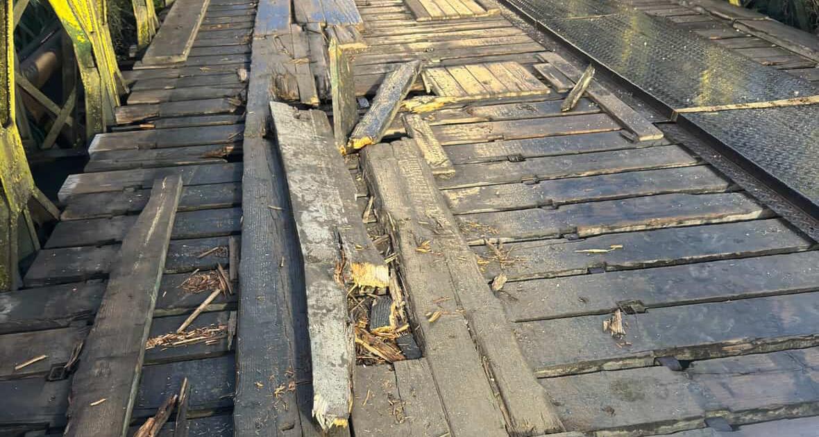 Banorët e Metoqit: “Ju lutemi, na ndihmoni! Ura po shkatërrohet përsëri” – VIDEO