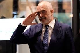 Banorët në rrezik”/ Gurët në asfalt, të tjerë rrezikojnë të bien në Tropojë