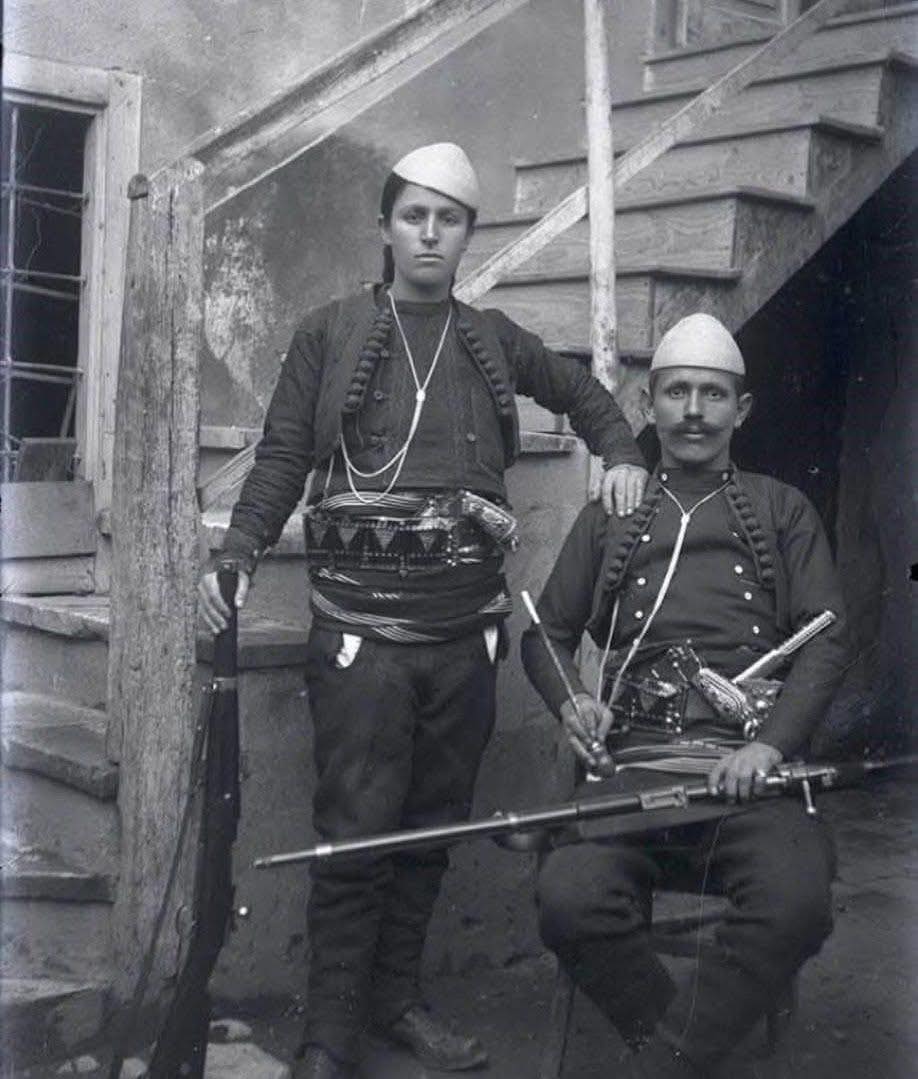 Bashkë në Luftë, Bashkë në Histori