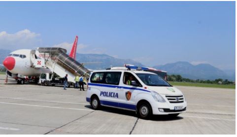 Bashkëpunoi me dy italianë për të vjedhur dy Audi Q7 të marra me qira, ekstradohet 38-vjeçari (Emri)