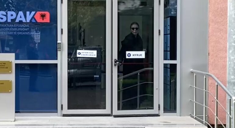 Bashkëshortja e Veliajt paraqitet në SPAK, zbulohet arsyeja