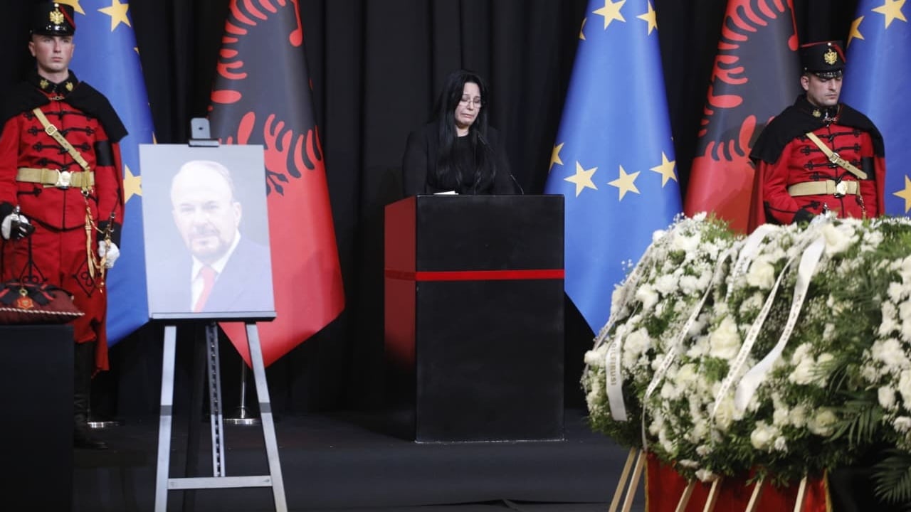 Bashkëshortja Xhoana Nano në lot: E donte këtë vend, pavarësisht çmimit të lartë personal që pagoi. Faleminderit Fatos!