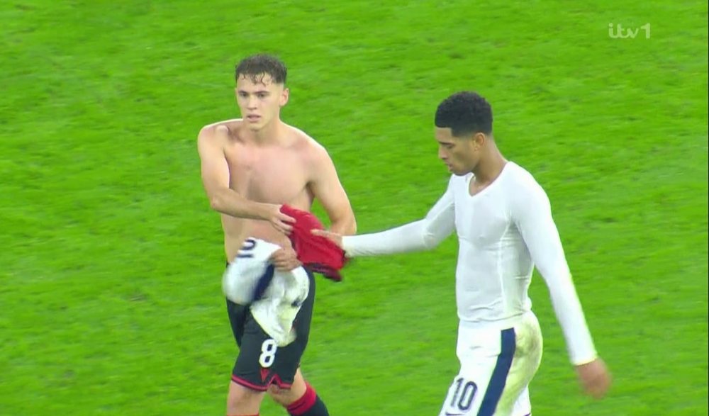 Bellingham shkëmben fanellën me Asllanin në pushim, tifozët anglezë “nuk e falin”