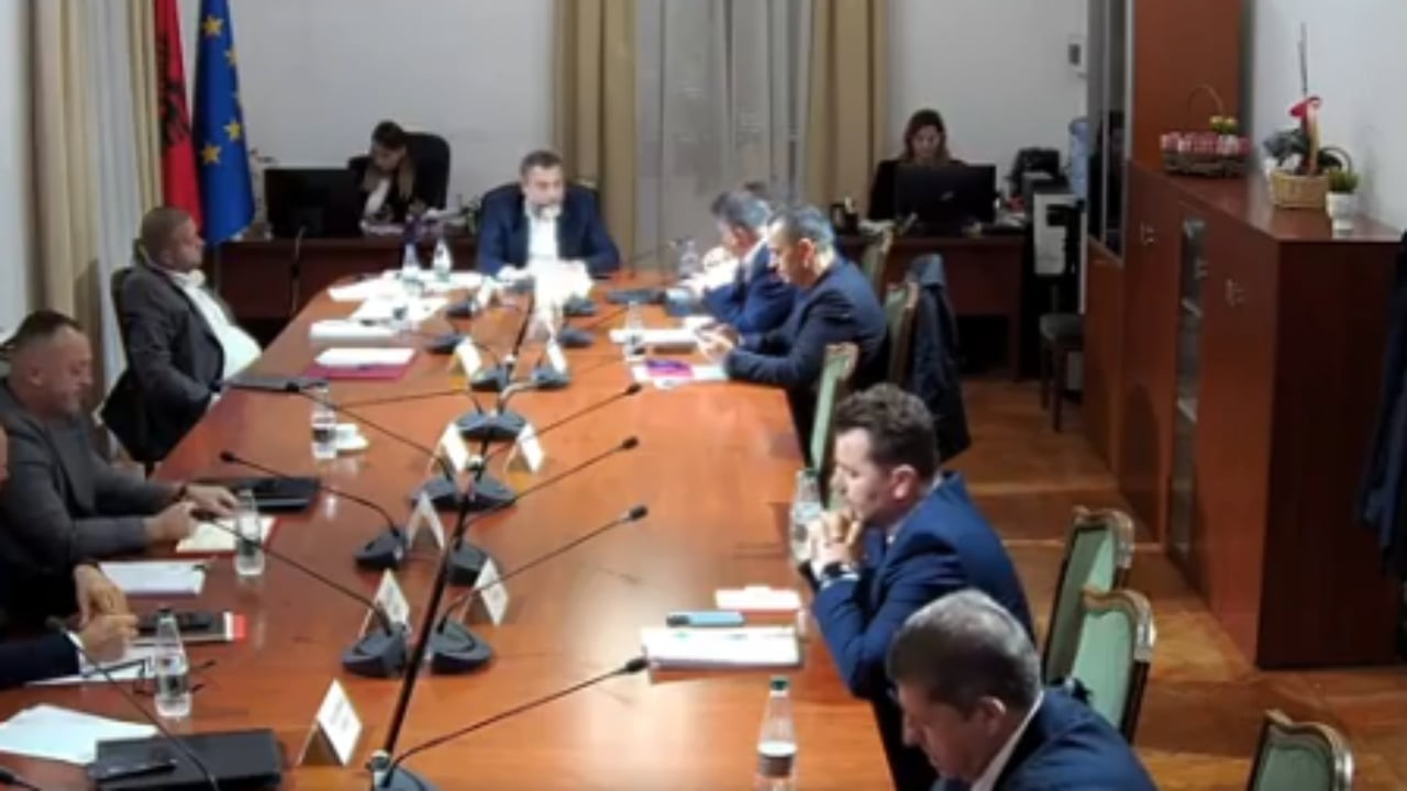 “Bënte poezi për qeverinë dhe…”/ Bido përplaset me Nokën: Nga neonazist kalove në nazist. Demokrati: Halli i Gjipesë të bën të kërcesh