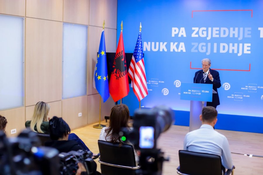 Berisha: Ditën kur Gjykata Supreme e SHBA sanksionoi dy gjini, në parlamentin e votës së vjedhur i vihet kazma familjes shqiptare