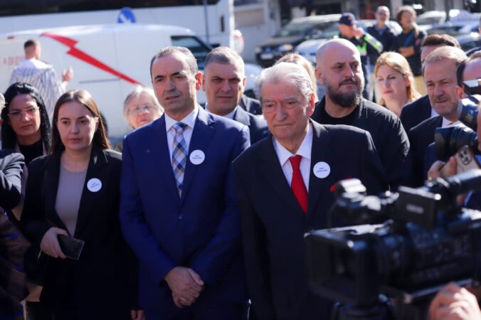 Berisha proteston për ‘barazinë gjinore’, hesht për aferën 50 mln euro të Belinda Ballukut