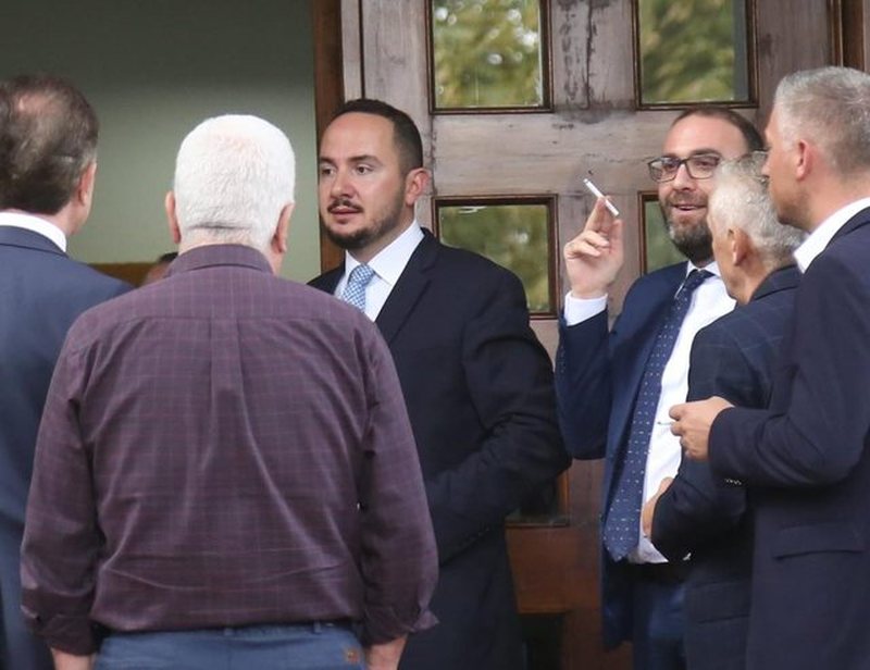 “Berisha s’dinte gjë për takimin e Salianjit me shokë”/ Ish-ministri: Do kishte çuar Mulin t’i shkrinte! Gazetari: Te Doktori “spiunuan” pas…