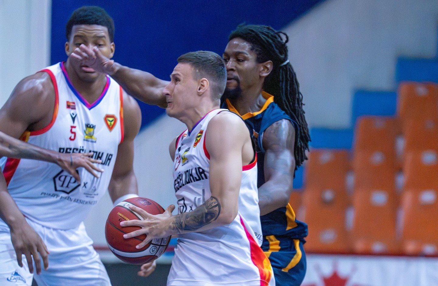 Besëlidhja e Apolonia udhëheqin Superligën të pamposhtura, fitorja e parë për Partizanin