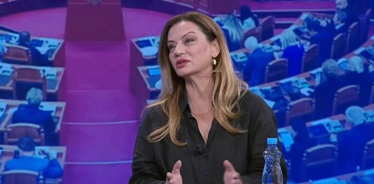 ‘Bie në kontradiktë me atë që është shkruar në raportin e KE’, Vokshi: Komisionerja Kos duhet të kërkojë ndjesë