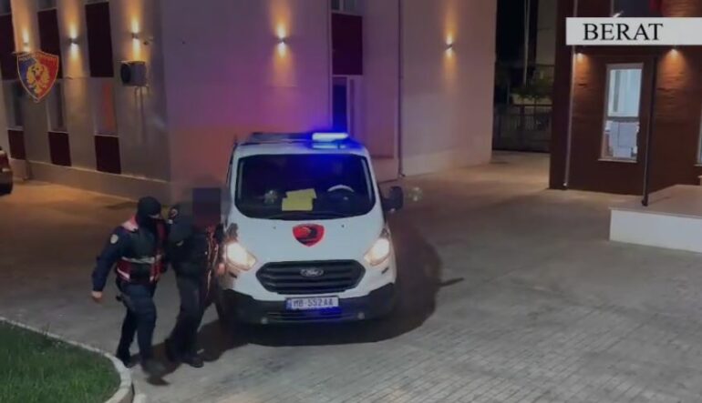 Bie në prangat e policisë 21-vjeçari/ Ngriti bazë të trafikut të hashashit në Berat