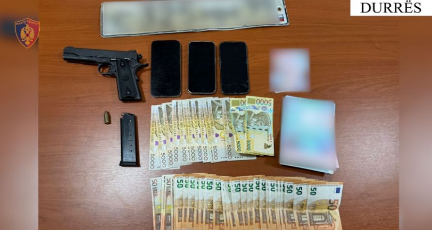 Bien në prangat e policisë dy të rinjtë/ Qarkullonin të armatosur dhe me automjet të blinduar, kapen në flagrancë dhe..