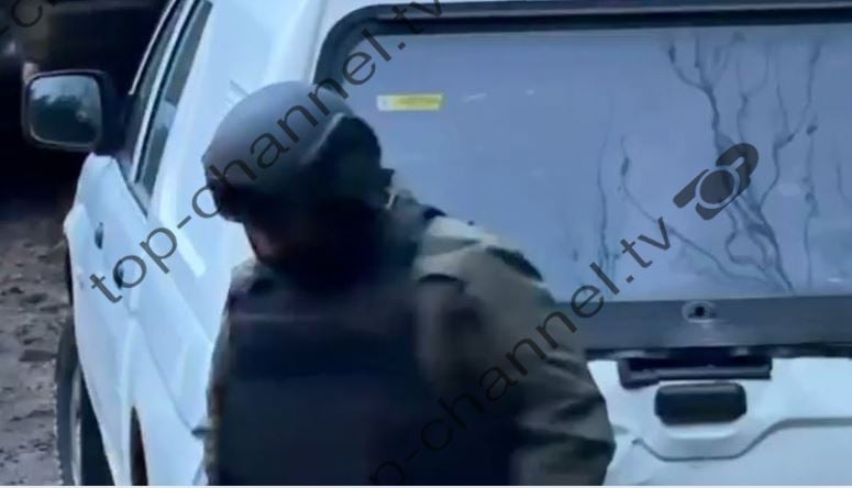 “Blindimi” i banesës në Orosh nga RENEA, identifikohet një prej personave që fshihet brenda shtëpisë së pabanuar, ende i paarrestuar