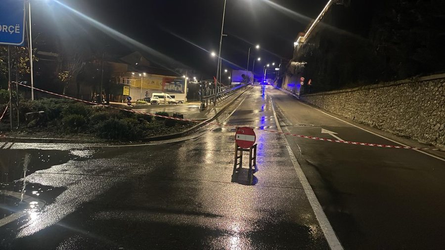 Bllokohet hyrja e Unazës së Pogradecit, Bashkia njofton drejtuesit e mjeteve: Shkak rënia e gurëve, po punohet