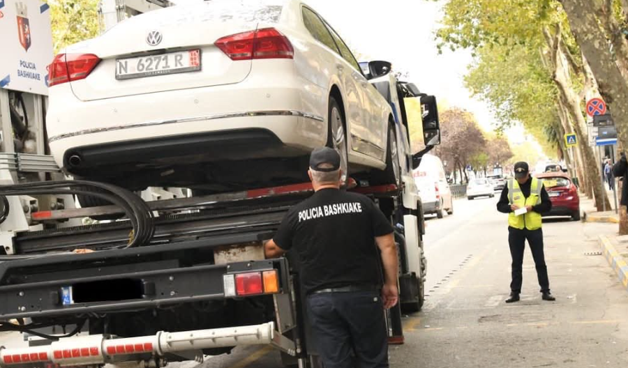 Bllokoi korsinë e autobusëve, makina hiqet me karrotrec